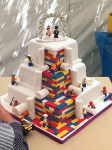 Lego tematikus esküvői torta